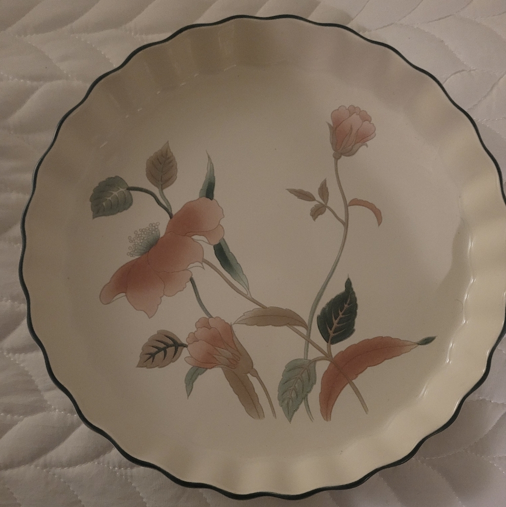 Mikasa Continental 1980-2006 Silk Flowers 10' Quiche bakeware.